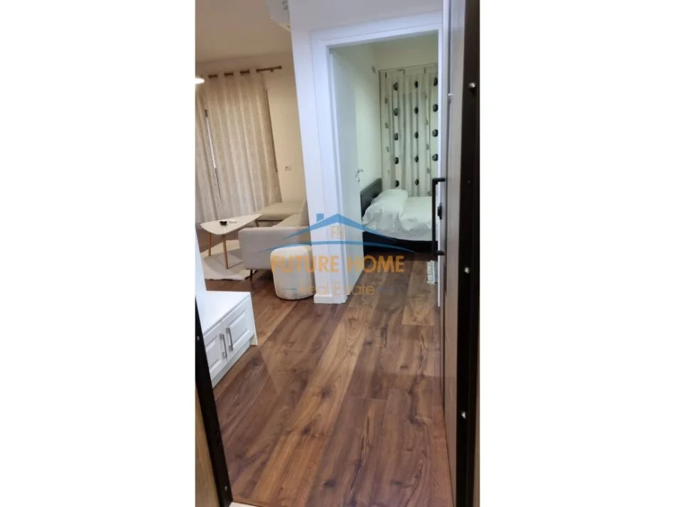 Tirane, jepet me qera apartament 1+1 , 750 € (KRISTAL CENTER)