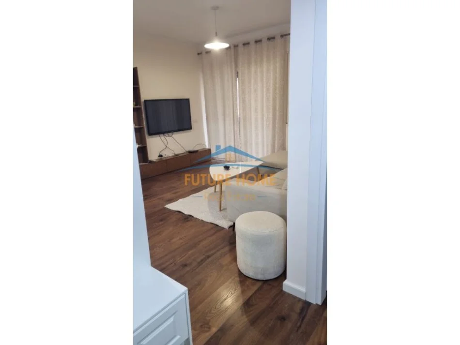 Tirane, jepet me qera apartament 1+1 , 750 € (KRISTAL CENTER)
