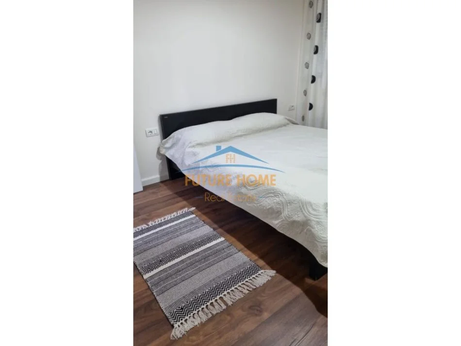 Tirane, jepet me qera apartament 1+1 , 750 € (KRISTAL CENTER)