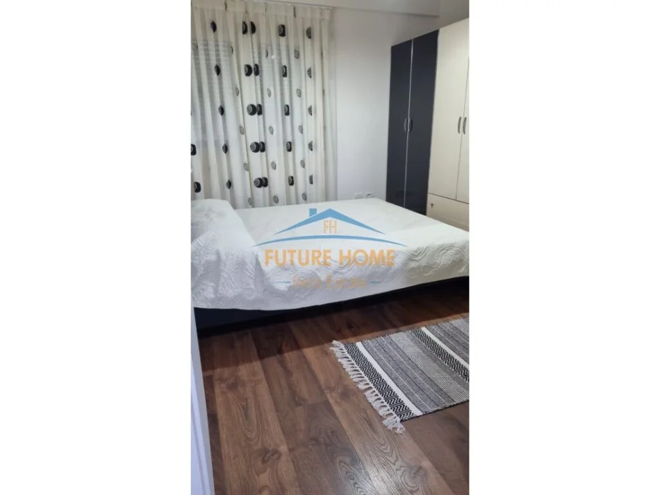 Tirane, jepet me qera apartament 1+1 , 750 € (KRISTAL CENTER)