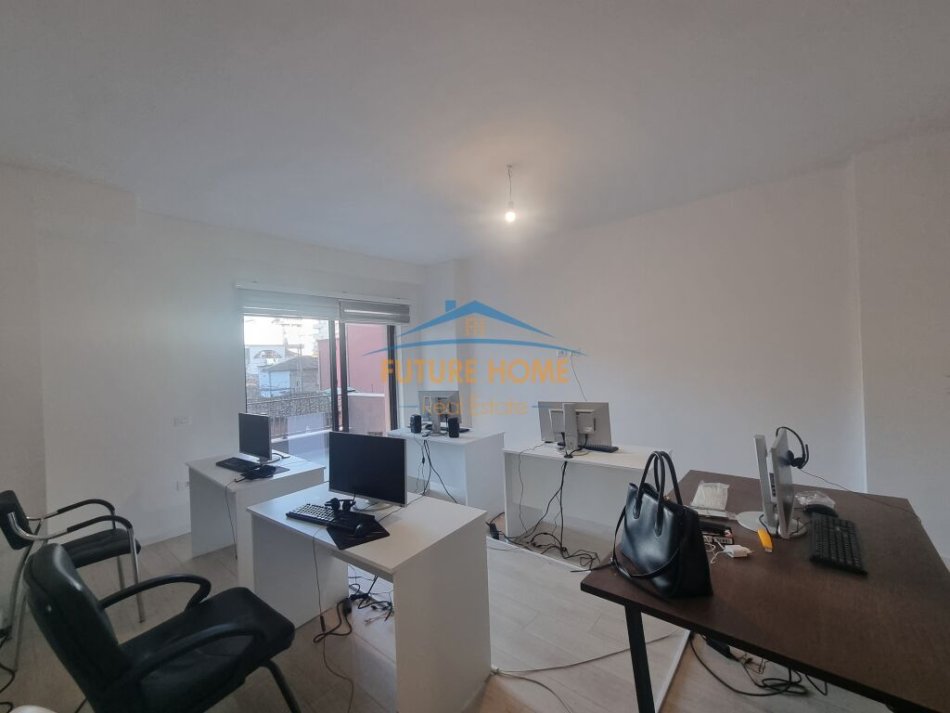 Tirane, jepet me qera 2+1 Kati 2, 94 m² 700 € (Myslym Shyri)