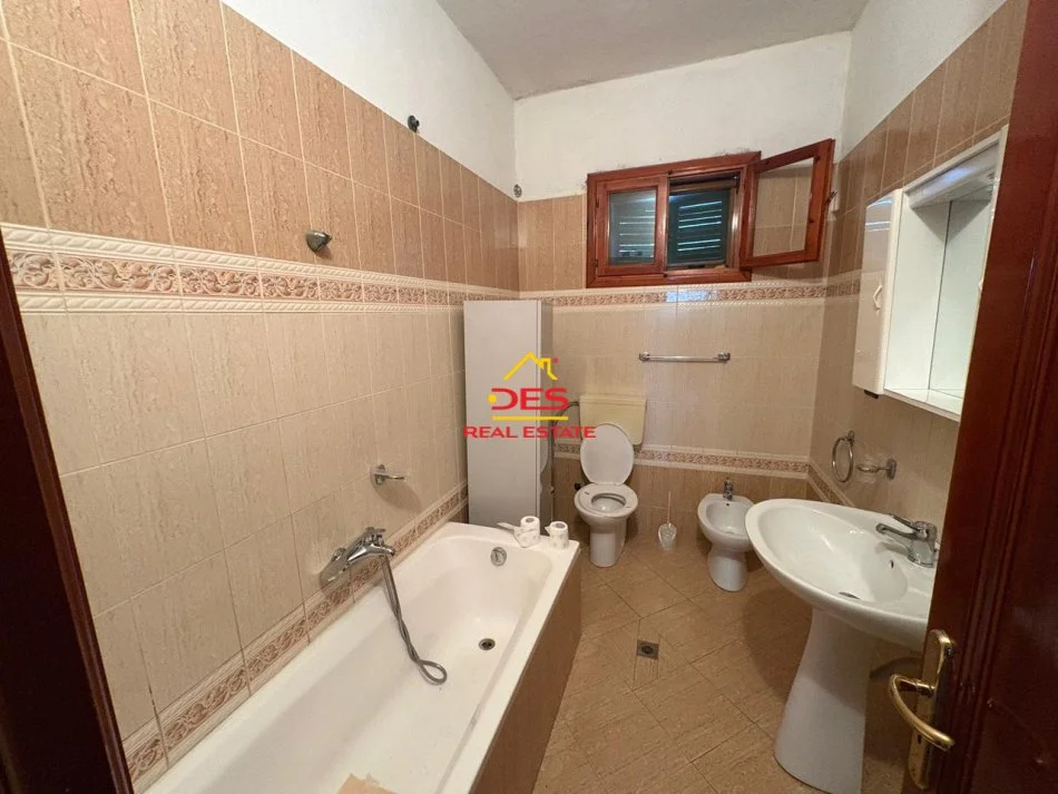 Vlore, jepet me qera shtepi 2+1+Ballkon Kati 0, 110 m² 300 € (Rruga Unaza)