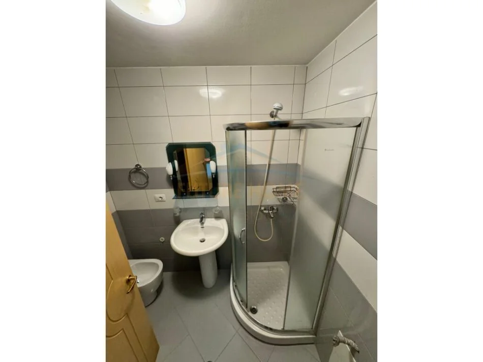 Tirane, jepet me qera apartament 3+1 Kati 5, 147 m² 1.000 € (Liqeni i Thate)