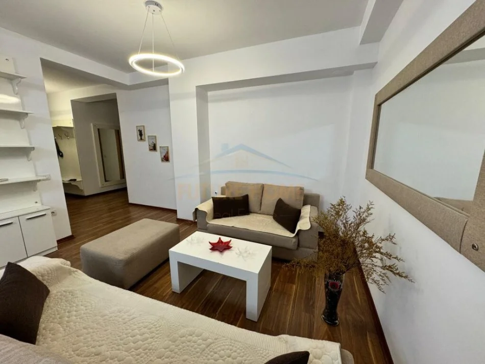 Tirane, jepet me qera apartament 3+1 Kati 5, 147 m² 1.000 € (Liqeni i Thate)
