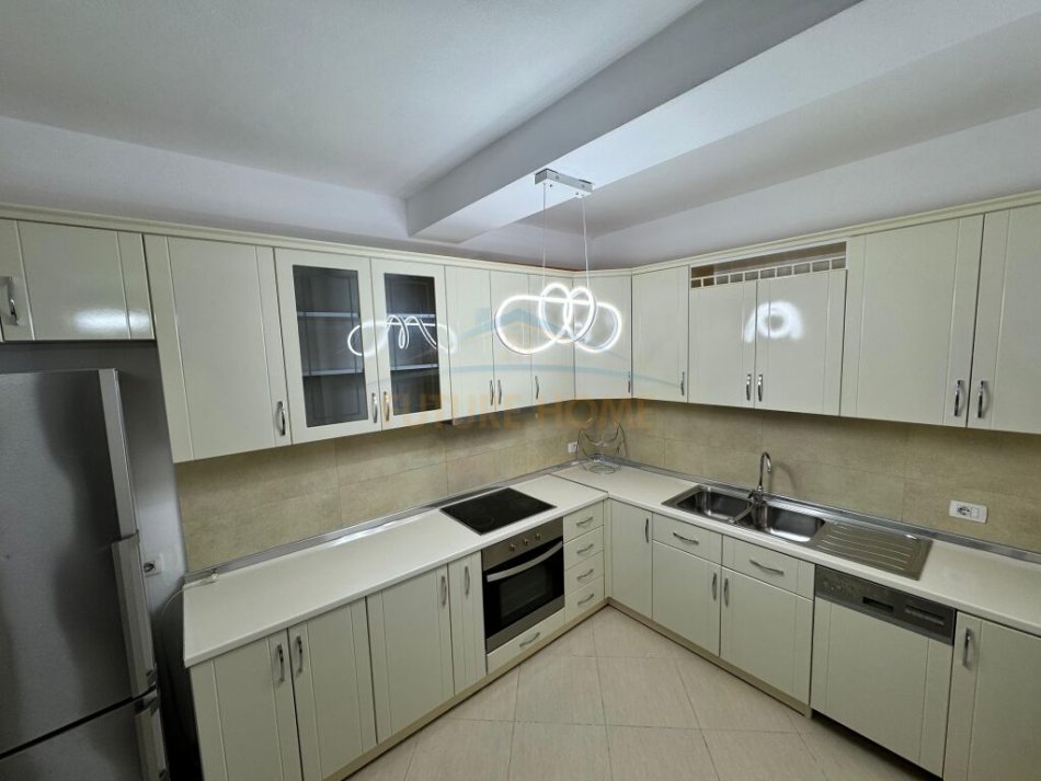 Tirane, jepet me qera apartament 3+1+Aneks+Ballkon Kati 5, 145 m² 1.000 € (Liqeni i Thate)