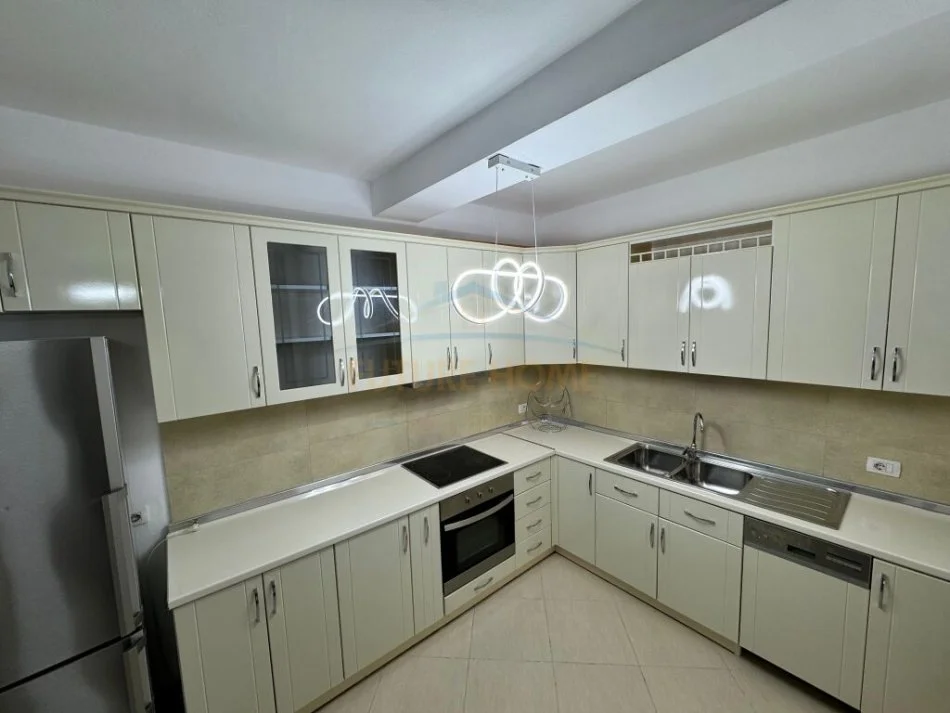 Tirane, jepet me qera apartament 3+1 Kati 5, 147 m² 1.000 € (Liqeni i Thate)