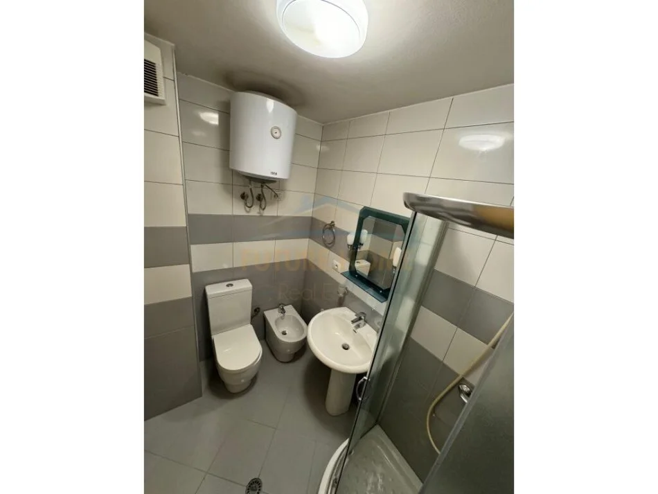 Tirane, jepet me qera apartament 3+1+Aneks+Ballkon Kati 5, 145 m² 1.000 € (Liqeni i Thate)