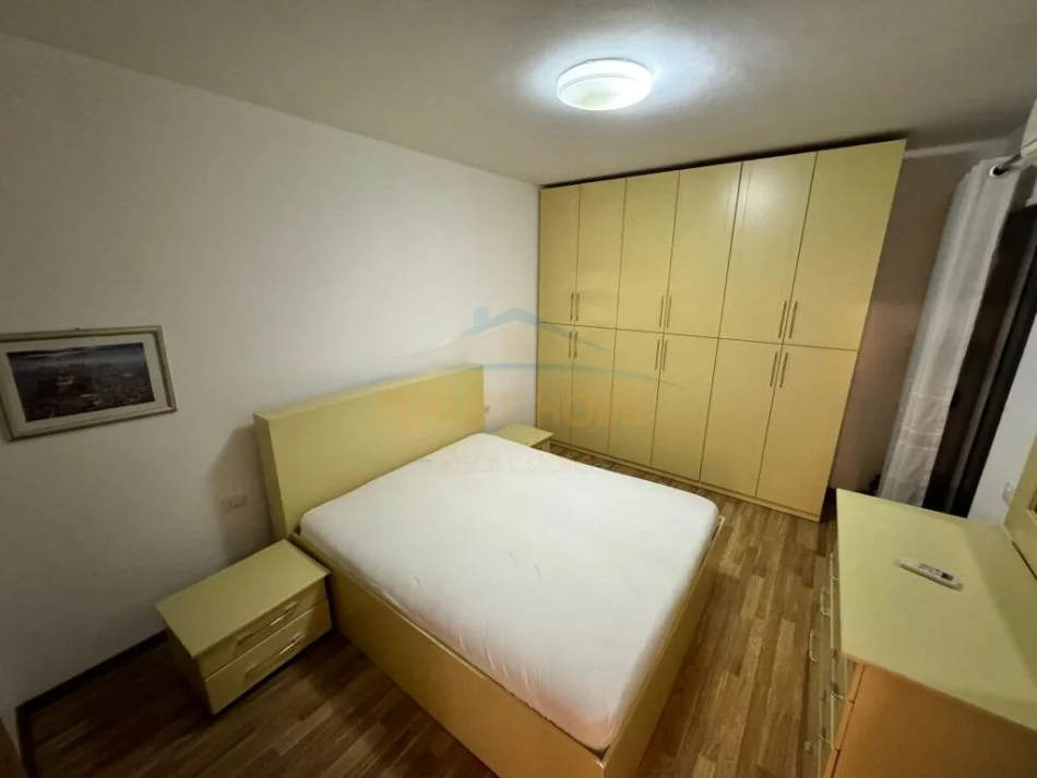 Tirane, jepet me qera apartament 3+1+Aneks+Ballkon Kati 5, 145 m² 1.000 € (Liqeni i Thate)
