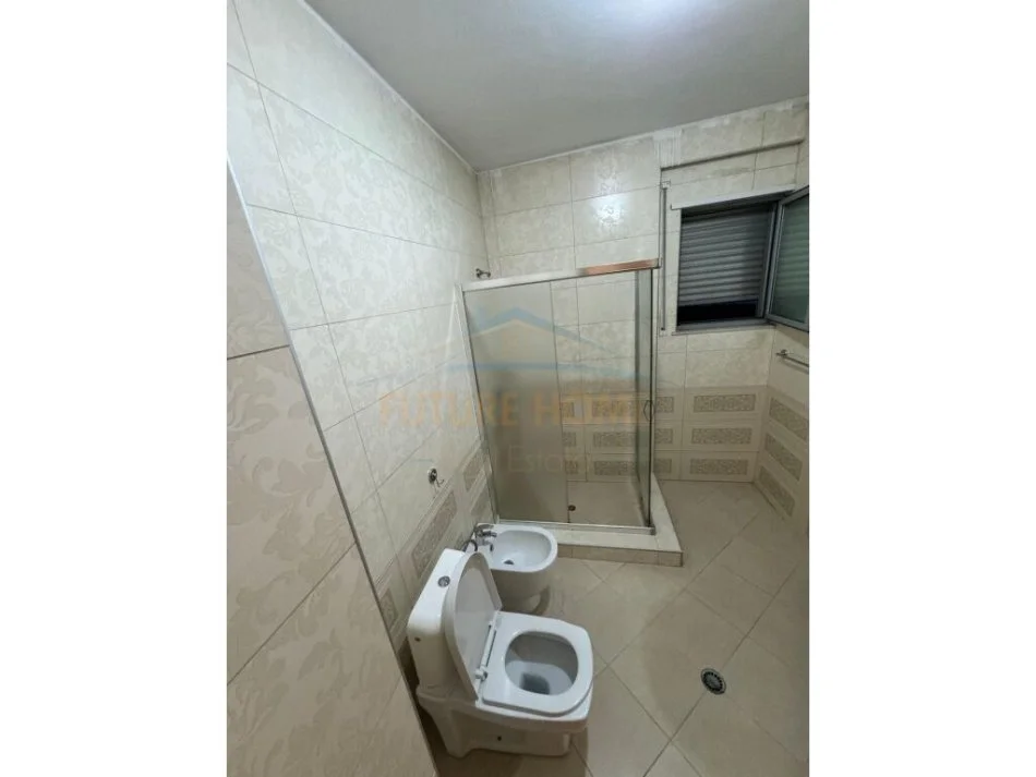 Tirane, jepet me qera apartament 3+1+Aneks+Ballkon Kati 5, 145 m² 1.000 € (Liqeni i Thate)