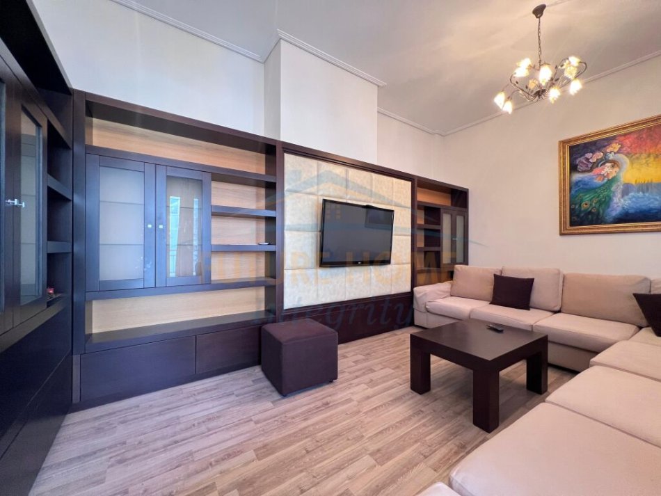 Tirane, jepet me qera apartament 3+1 Kati 5, 130 m² 600 € (pranë Diambe Market, Fresk)
