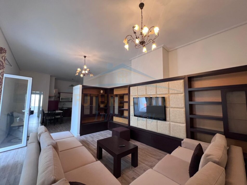 Tirane, jepet me qera apartament 3+1 Kati 5, 130 m² 600 € (pranë Diambe Market, Fresk)