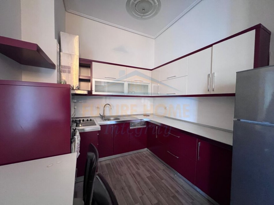 Tirane, jepet me qera apartament 3+1 Kati 5, 130 m² 600 € (pranë Diambe Market, Fresk)