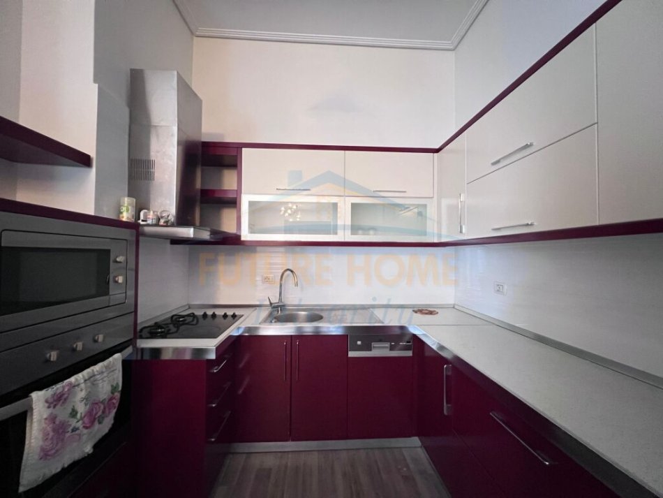 Tirane, jepet me qera apartament 3+1 Kati 5, 130 m² 600 € (pranë Diambe Market, Fresk)