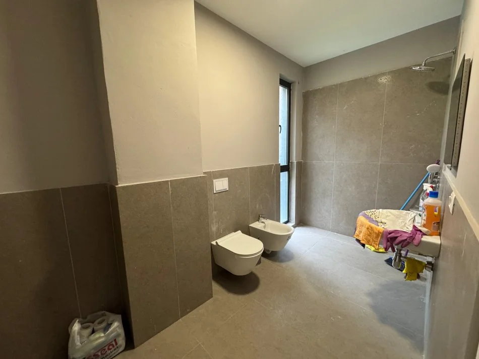 Tirane, jepet me qera apartament 3+1 Kati 1, 115 m² 1.400 € (Rruga e Kosovareve)