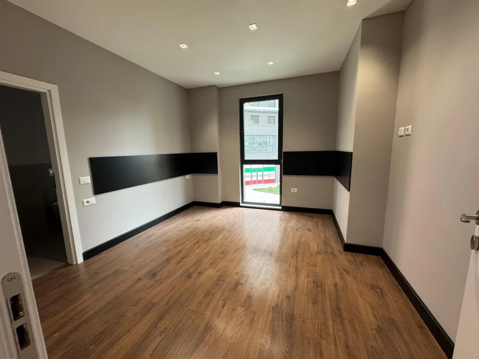 Tirane, jepet me qera apartament 3+1 Kati 1, 115 m² 1.400 € (Rruga e Kosovareve)