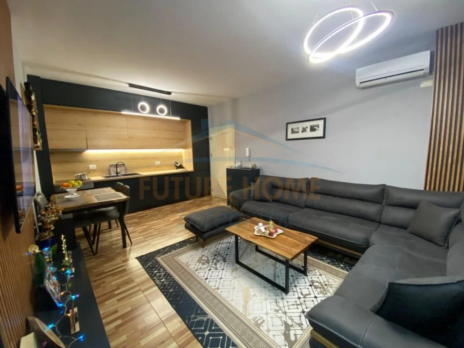 Tirane, jepet me qera apartament 1+1+Ballkon Kati 3, 58 m² 450 € (Dibres)