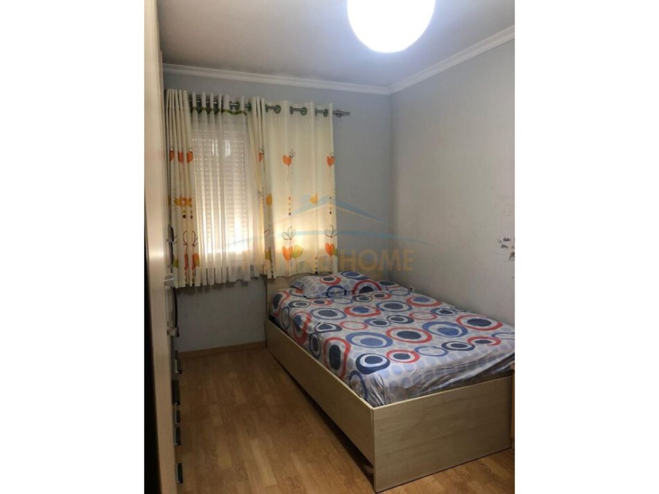 Tirane, jepet me qera apartament 3+1 Kati 7, 123 m² 600 € (Laprake)