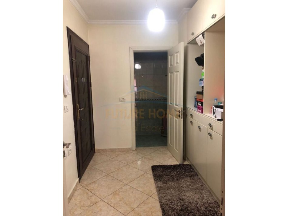 Tirane, jepet me qera apartament 3+1 Kati 7, 123 m² 600 € (Laprake)