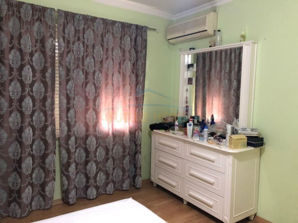 Tirane, jepet me qera apartament 3+1 Kati 7, 123 m² 600 € (Laprake)