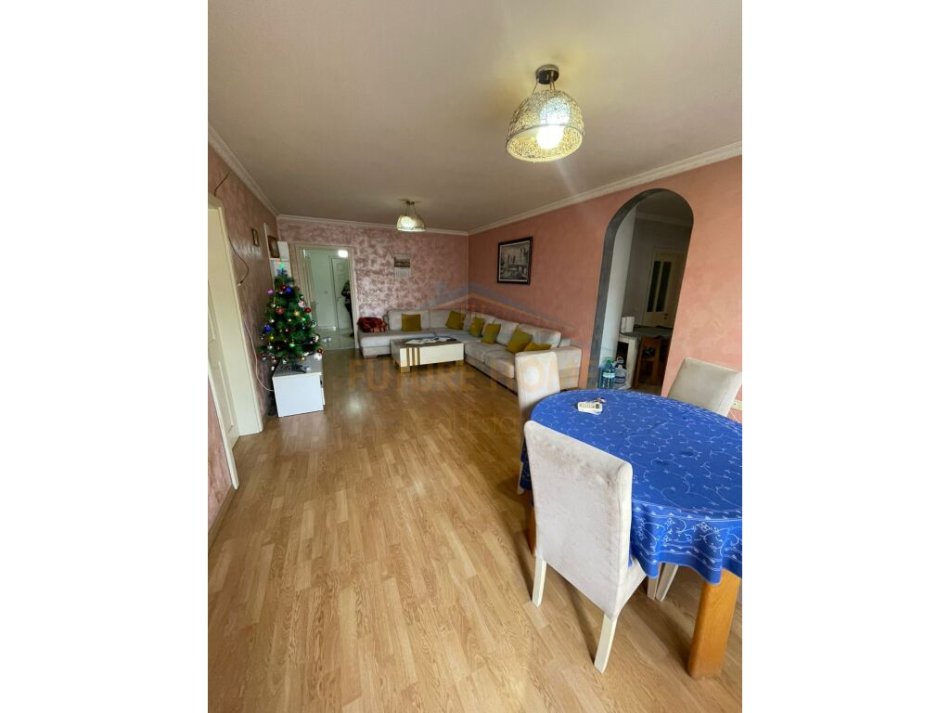 Tirane, jepet me qera apartament 3+1 Kati 7, 123 m² 600 € (Laprake)