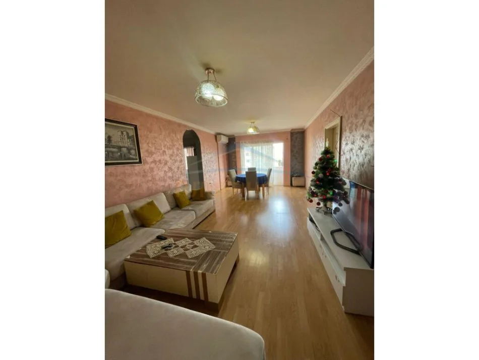 Tirane, jepet me qera apartament 3+1 Kati 7, 123 m² 600 € (LAPRAKE)