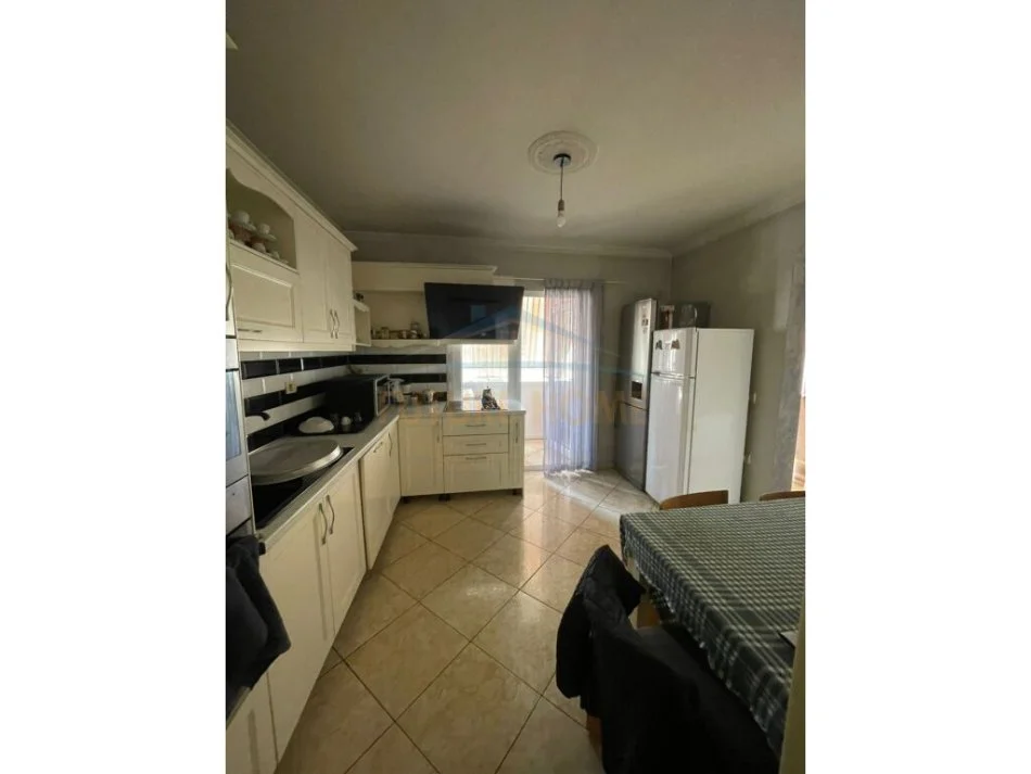 Tirane, jepet me qera apartament 3+1+Aneks+Ballkon Kati 7, 123 m² 600 € (Laprake)