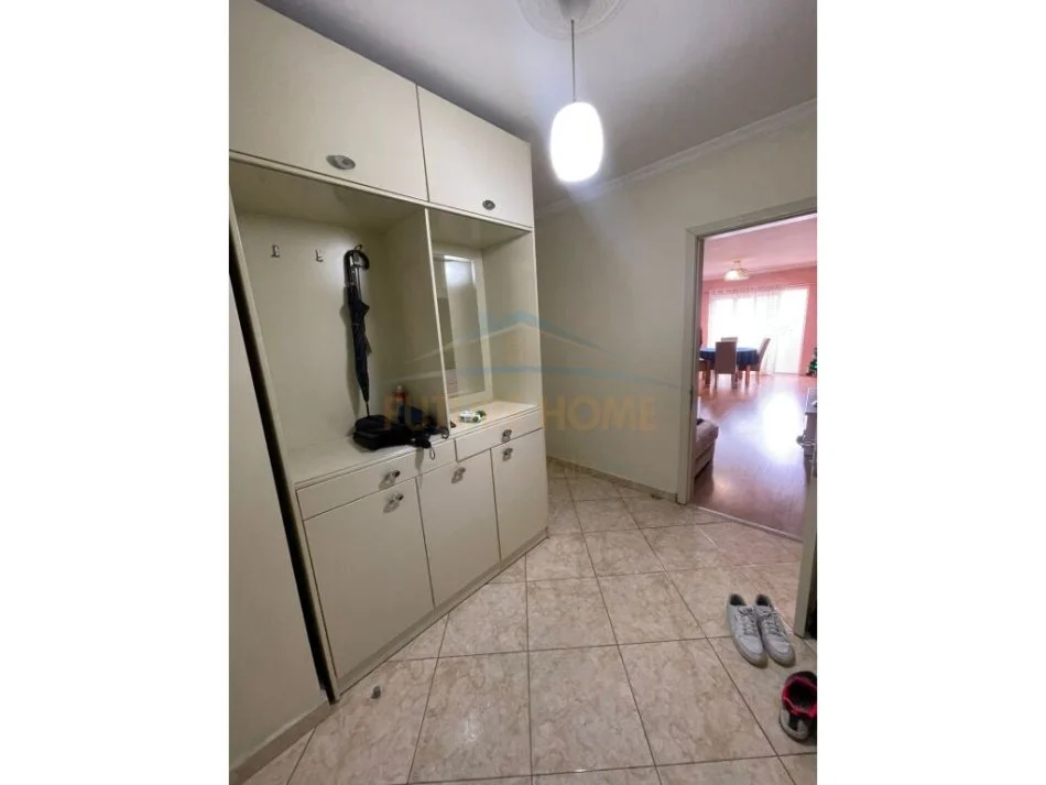 Tirane, jepet me qera apartament 3+1 Kati 7, 123 m² 600 € (LAPRAKE)