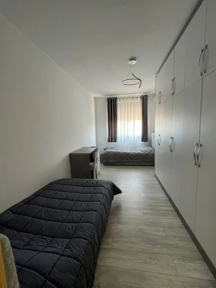 Tirane, jepet me qera apartament 2+1+Ballkon Kati 8, 550 € (Astir)