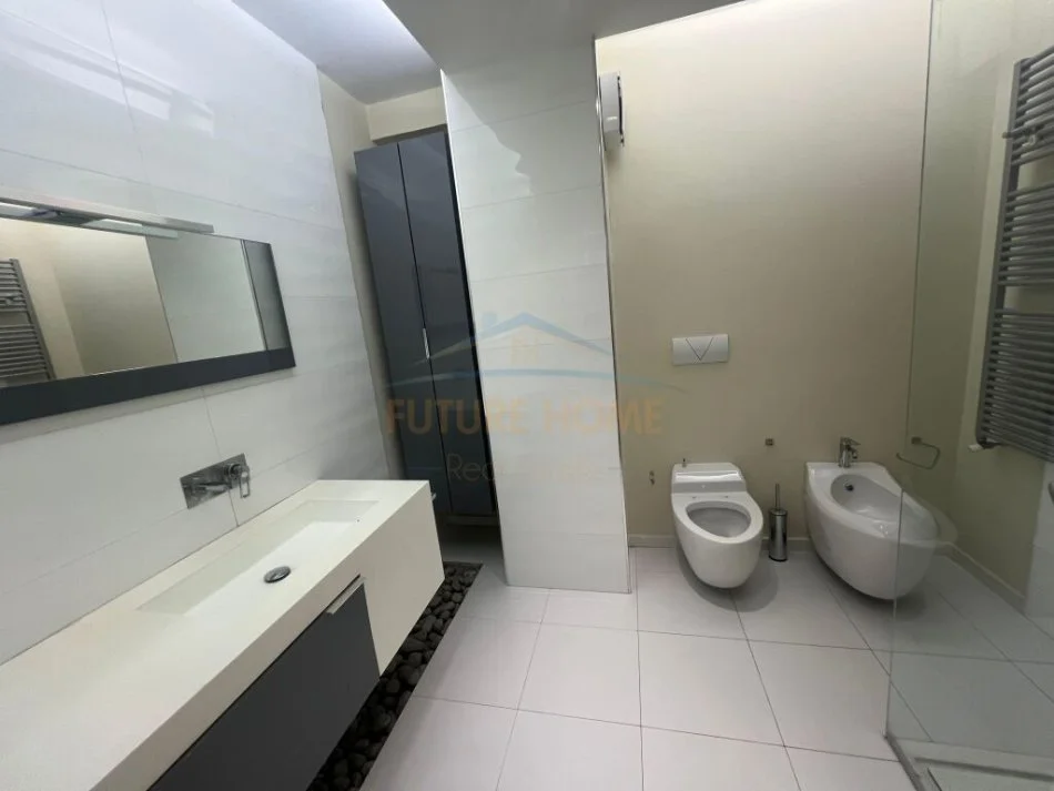 Tirane, jepet me qera apartament 3+1 Kati 8, 220 m² 2.000 € (Liqeni i Thate)