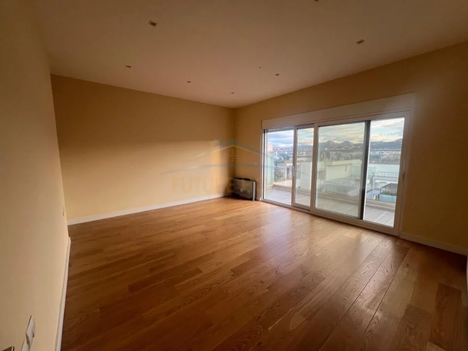 Tirane, jepet me qera apartament 3+1 Kati 8, 220 m² 2.000 € (Liqeni i Thate)