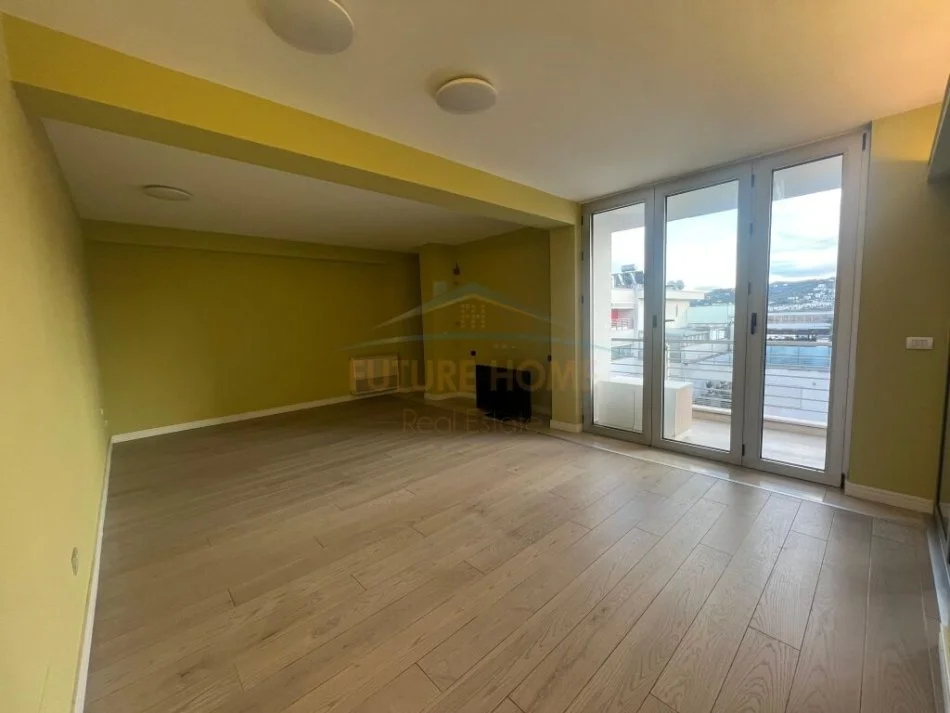 Tirane, jepet me qera apartament 3+1 Kati 8, 220 m² 2.000 € (Liqeni i Thate)