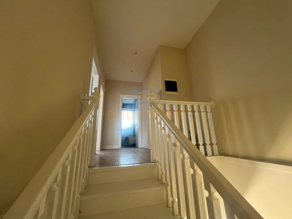 Tirane, jepet me qera apartament 3+1 Kati 8, 220 m² 2.000 € (Liqeni i Thate)