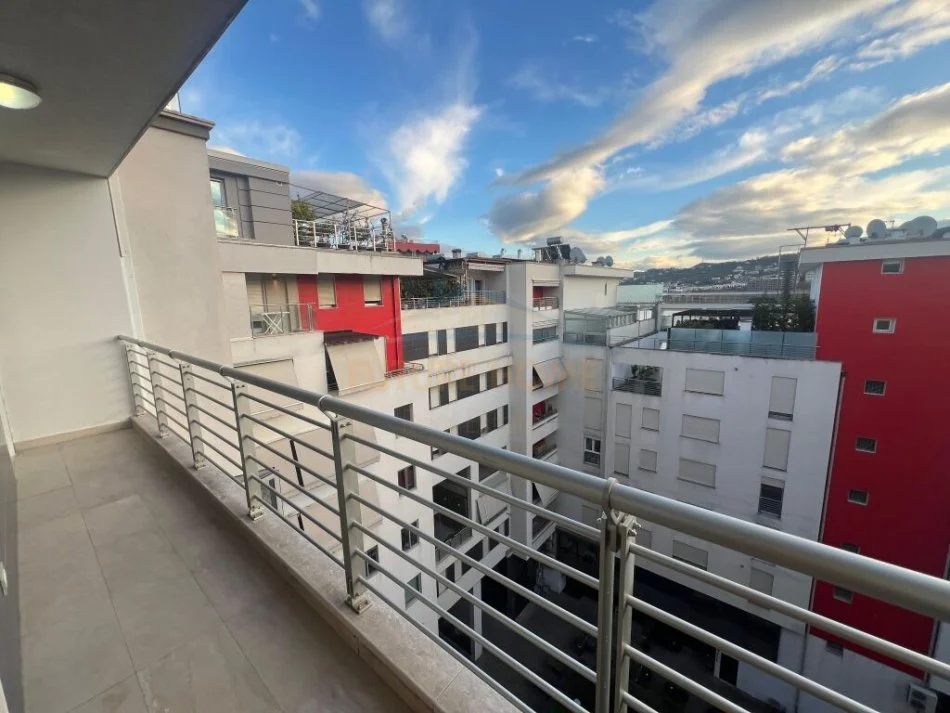 Tirane, jepet me qera apartament 3+1 Kati 8, 220 m² 2.000 € (Liqeni i Thate)