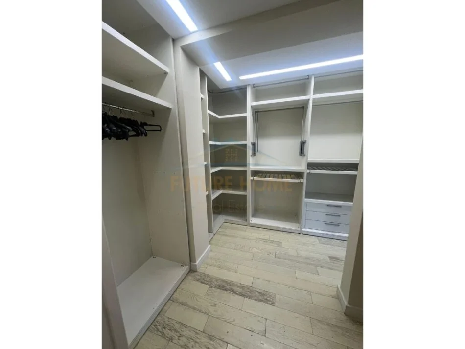 Tirane, jepet me qera apartament 3+1 Kati 8, 220 m² 2.000 € (Liqeni i Thate)