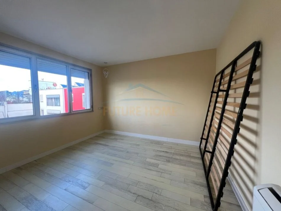 Tirane, jepet me qera apartament 3+1 Kati 8, 220 m² 2.000 € (Liqeni i Thate)