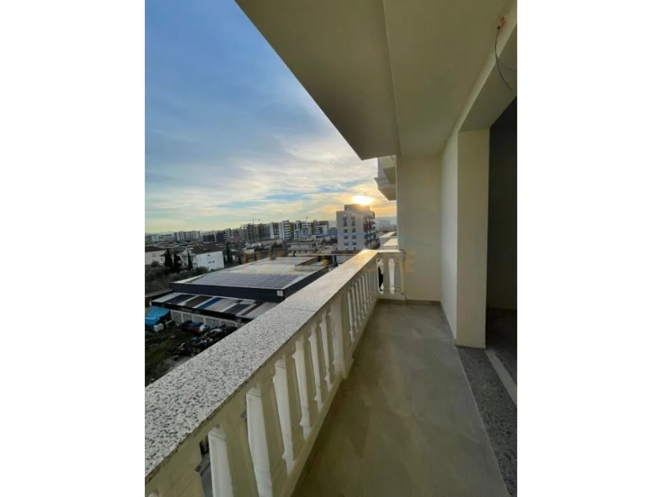 Tirane, shitet apartament 1+1+Ballkon Kati 4, 75 m² 67.000 € (Kamez)