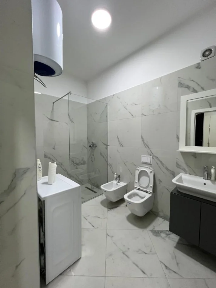 Tirane, jepet me qera apartament 1+1+Ballkon Kati 7, 78 m² 650 € (rruga e kavajes)