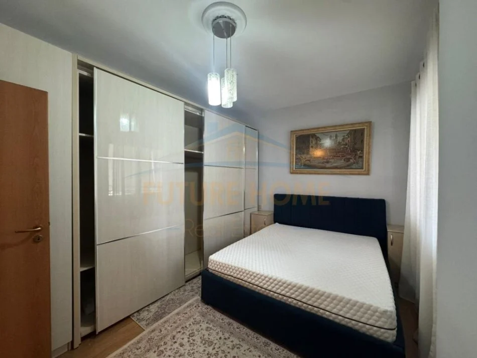 Tirane, jepet me qera apartament 1+1+Ballkon Kati 16, 52 m² 650 € (9 katshet)