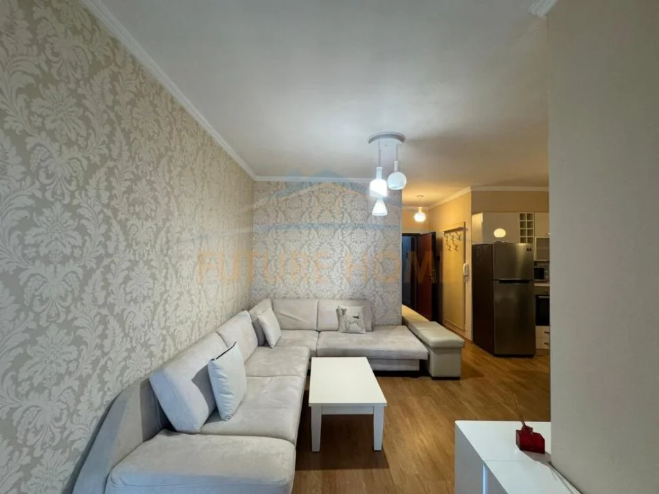 Tirane, jepet me qera apartament 1+1+Ballkon Kati 16, 650 € (9 Kateshet)