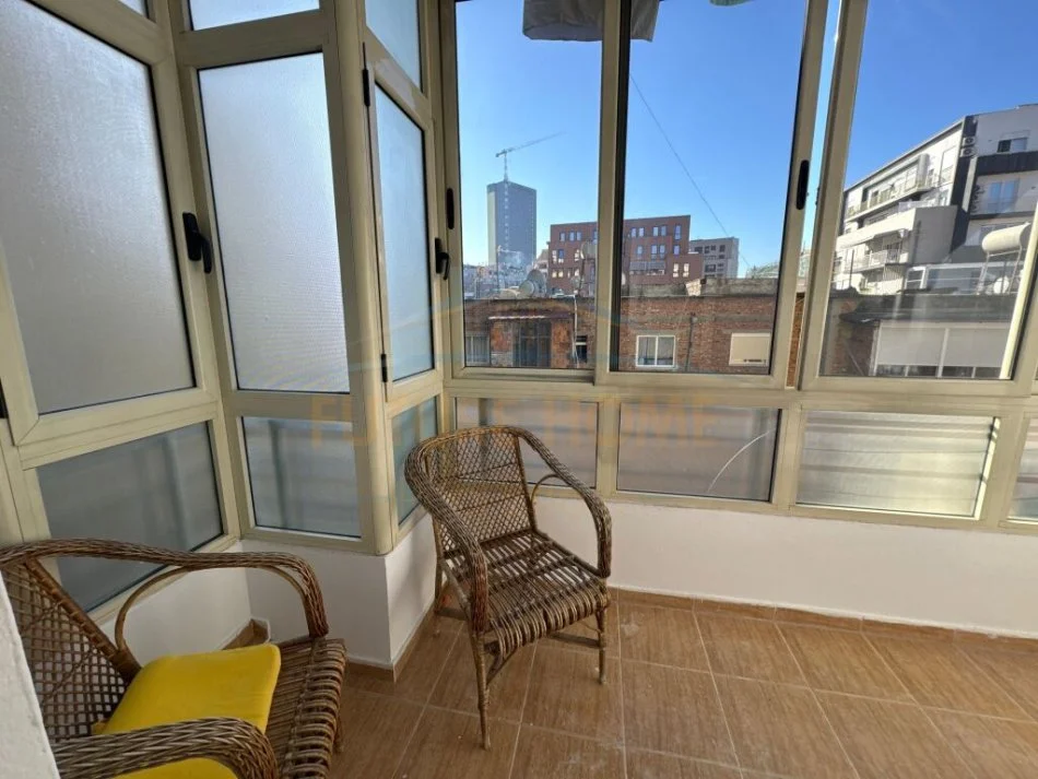 Tirane, jepet me qera apartament 2+1 Kati 5, 65 m² 550 € (Rruga E Barikadave)