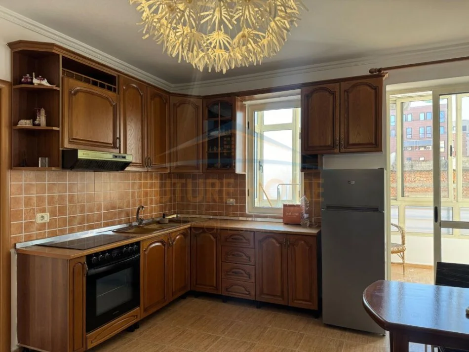 Tirane, jepet me qera apartament 2+1 Kati 5, 65 m² 550 € (Rruga E Barikadave)