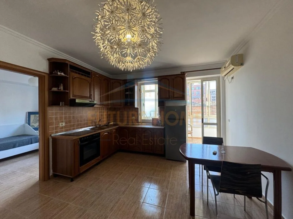 Tirane, jepet me qera apartament 2+1 Kati 5, 65 m² 550 € (Rruga E Barikadave)