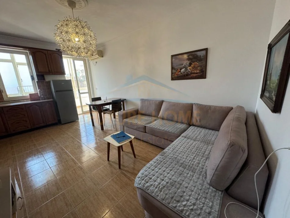 Tirane, jepet me qera apartament 2+1 Kati 5, 65 m² 550 € (Rruga E Barikadave)