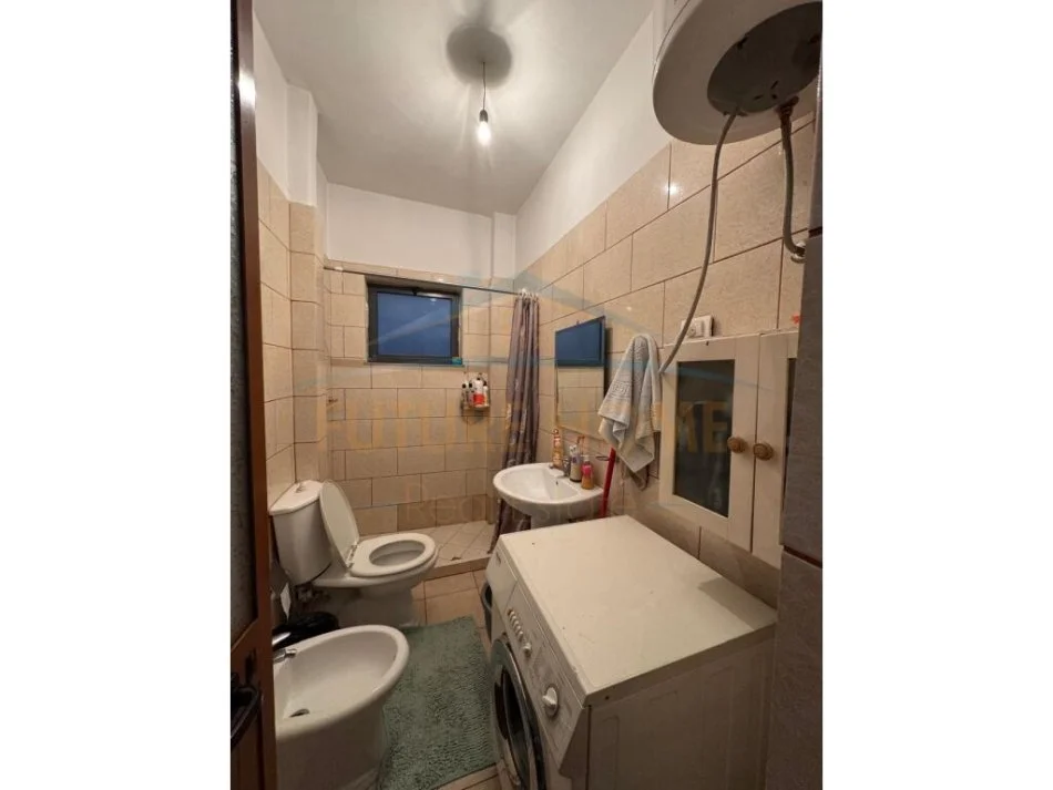Tirane, jepet me qera apartament 1+1 Kati 4, 58 m² 450 € (Ish Parku i Autobuzave)