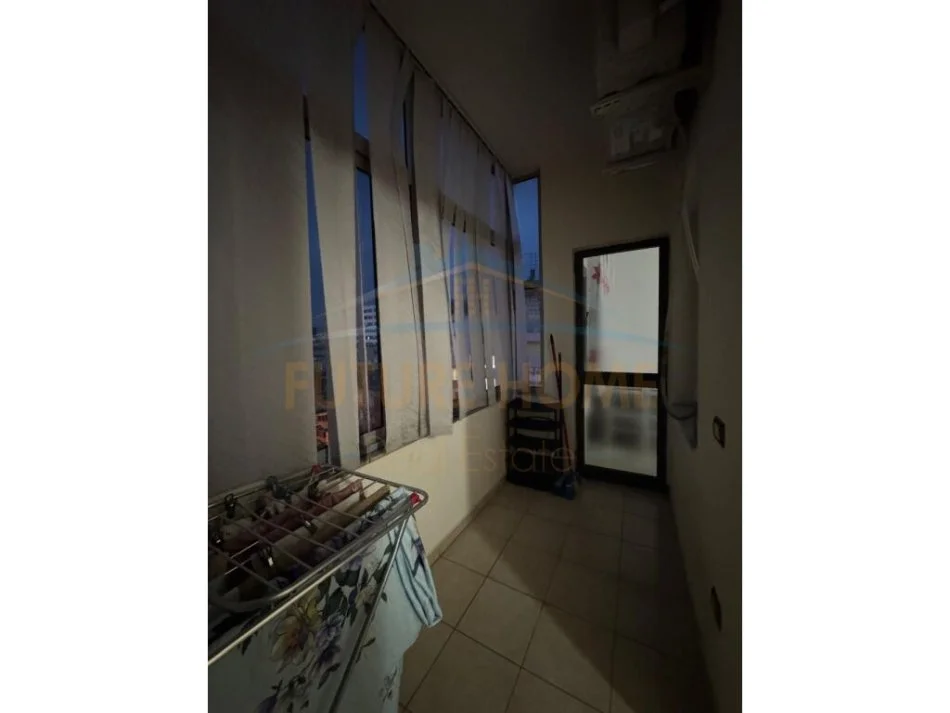 Tirane, jepet me qera apartament 1+1+Ballkon Kati 4, 58 m² 450 € (Ish Parku i Autobuzave , Tiranë)