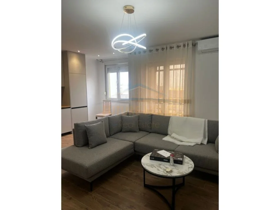 Tirane, jepet me qera apartament 2+1+Ballkon Kati 4, 130 m² 800 € (Rruga e Dibres)