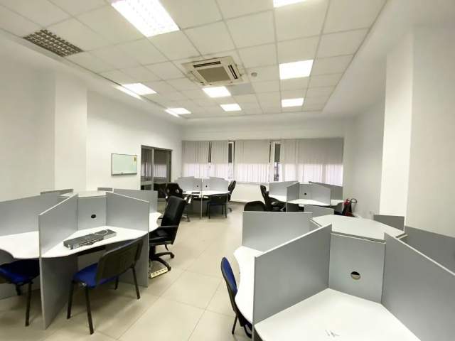 Tirane, jepet me qera zyre Kati 1, 160 m² 1.400 Euro (Ruga e Kavajes)