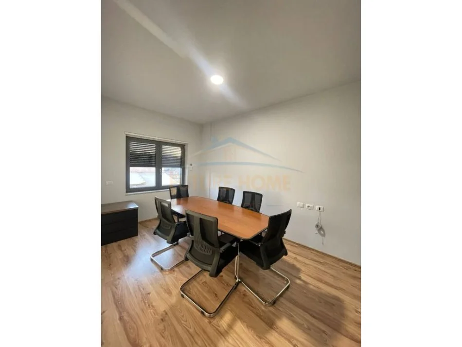 Tirane, jepet me qera ambjent biznesi Kati 4, 70 m² 950 € (Zogu Zi)