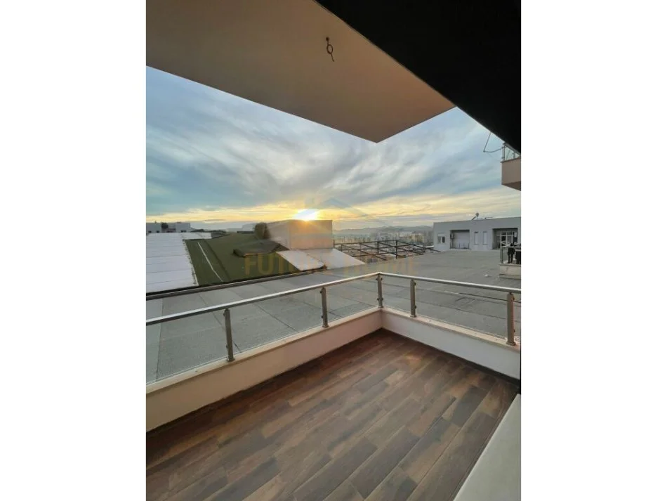 Tirane, jepet me qera ambjent biznesi Kati 4, 70 m² 950 € (Zogu Zi)