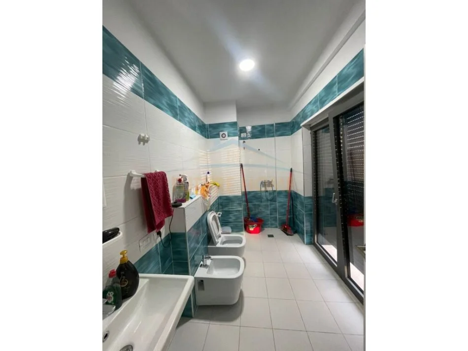 Tirane, jepet me qera ambjent biznesi Kati 4, 70 m² 950 € (Zogu Zi)